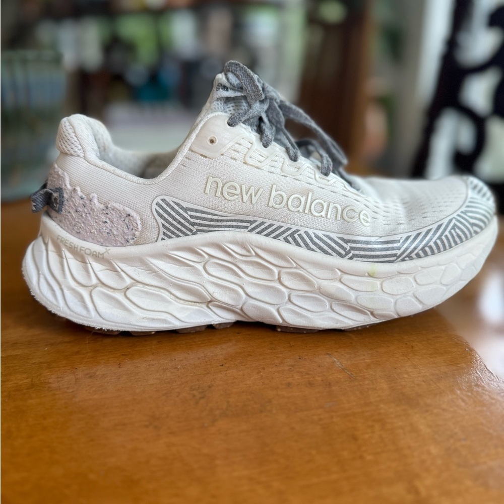 New Balance Athletic Shoes Fresh Foam V. White and Gray with Breathable Mesh